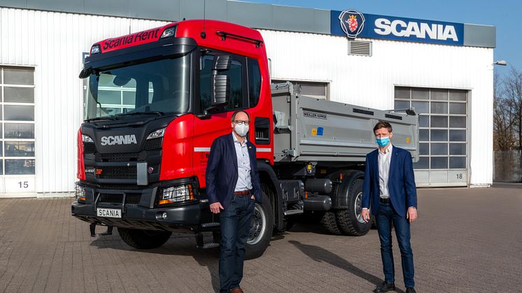 Herr Bareth, OEM Account Manager MEILLER und Marius Leder, Leiter Scania Rent Deutschland und Österreich (v.l.) bei der Übergabe.