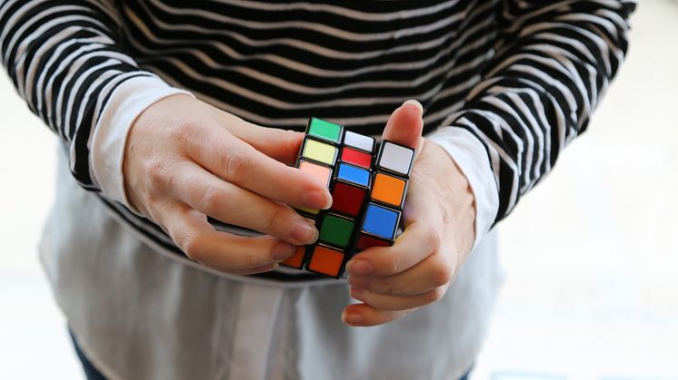 Världsmästare tävlar i Rubiks kub på Innovatum