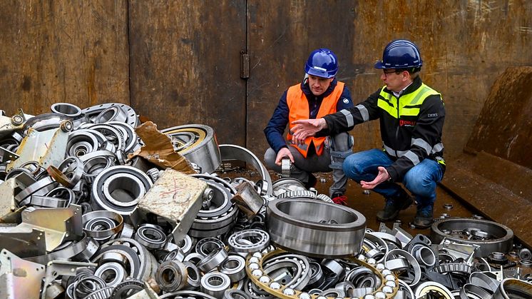 Schaeffler takes regular and consistent action against counterfeit products. Schaeffler has now had around 30,000 counterfeit products weighing a total of ten tons destroyed on the premises of Riwald Recycling Franken GmbH in Schweinfurt-Sennfeld. 