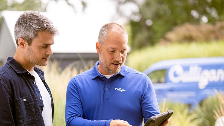 Culligan Techniker erklärt etwas auf Tablet