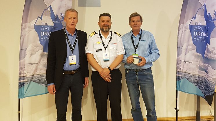 Fra venstre: Terje Kristensen (Direktør UAV Andøya Space Center), Kapteinløytnant Stein Magne Eidissen (Kystvakta), Salve Dahle (Direktør Akvaplan-niva). Foto: Akvaplan-niva/Trude Borch