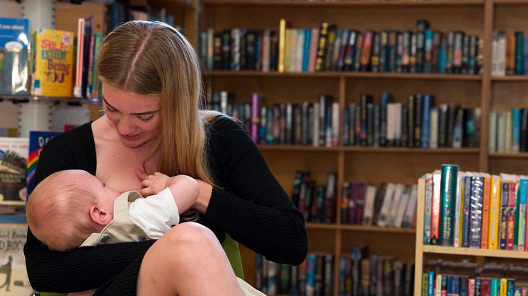 lucy-breastfeeding-ashton-in-the-library-at-gamlingay-eco-hub-landscape