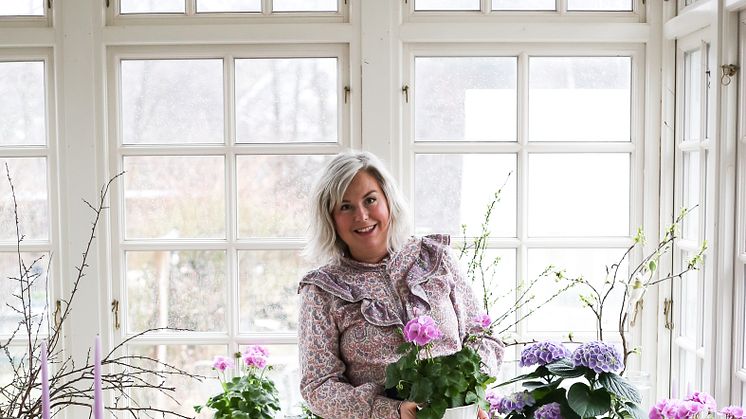 I år dukar Hanna Wendelbo upp sitt påskbord med Lavina. Foto: Blomsterfrämjandet/Hanna Wendelbo