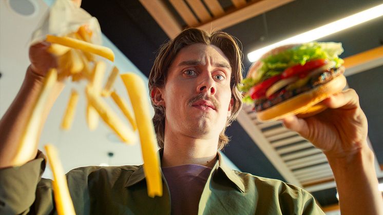 Burger King går i luften med ny kampagne: Inviterer danskerne ind imellem bollerne