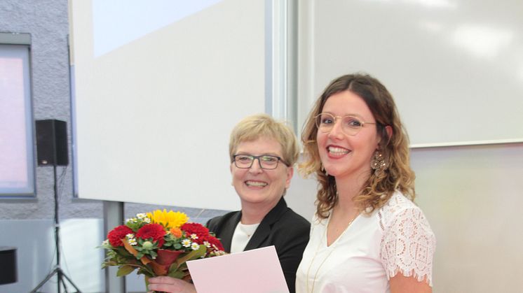 TH-Präsidentin Prof. Dr. Ulrike Tippe (l.) überreichte die Auszeichnung.