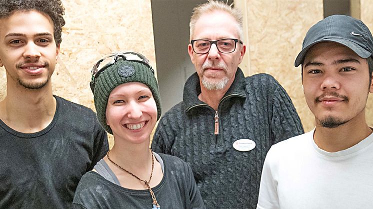 Kunskapscompaniets snickarelever Erik Runegrund, Sandra Necander och Milad Rezai tillsammans med verksamhetschef Robert Lagerström. Foto Peder Persson.