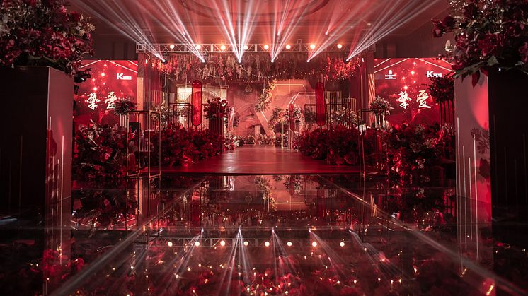 2019年11月3日，天津泛太平洋大酒店携手克拉克高端婚礼定制联袂呈现“<挚·爱>年华盛放”2019年终主题婚尚盛典。整体婚礼配⾊以勃艮第红为主，勃艮第红不同于传统概念中的⼤红或正红，是以中国红为底⾊，在其中恰到好处地注⼊了酒红的元素，虽不是正红般浓墨重彩的突显，却另有⼀番与众不同的韵味。