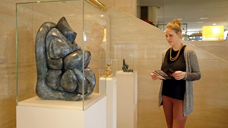 Blick in die Ausstellung "Aus dem Schutzraum der Heimlichkeit" mit Plastiken von Horst Meier im Leipziger Hotel The Westin