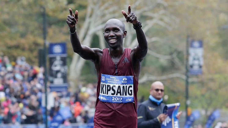 Wilson Kipsang, Kenya, är klar för start i Göteborgsvarvet 2018. Här korsar han mållinjen som tvåa i New York City Marathon den 5 november 2017. Foto: AP Photo/Seth Wenig