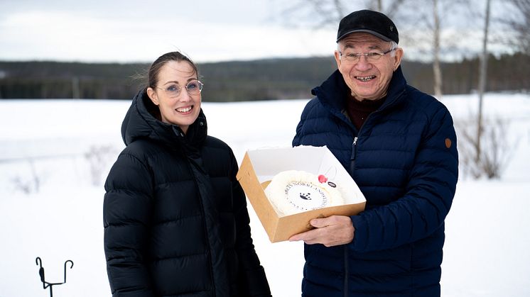 Hanna Hardell från Norrmejerier överraskar Årets Norrlandsvisionär 2022, Lars Forslund, med den glada nyheten och en gräddtårta.