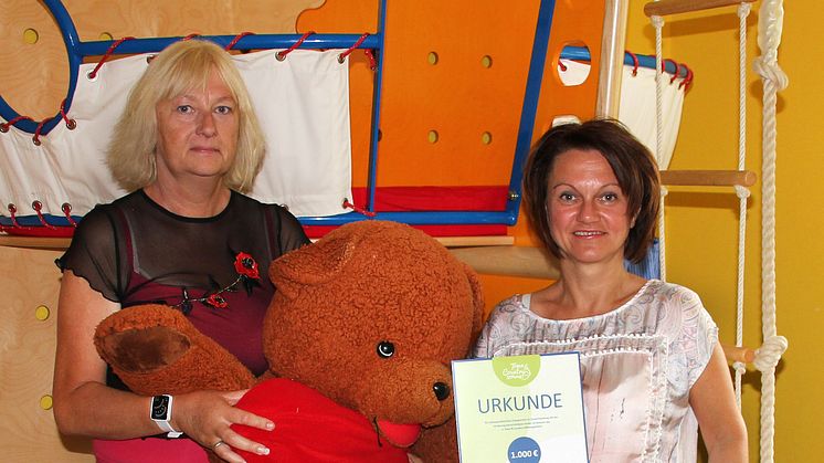 Elvira Wegner vom Kinderhospiz Bärenherz mit  Manuela Bellmann, Botschafterin der Town & Country Stiftung