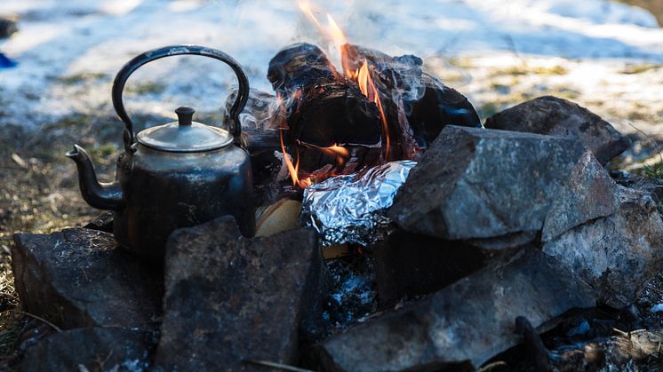 BÅLMAT: Bakt potet smaker fantastisk rundt bålet. Foto: John Hobberstad
