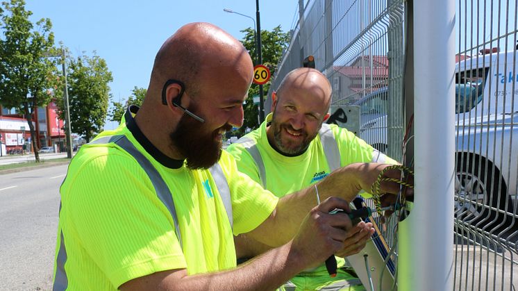 Emil, en av ONE Nordics montörer, utför underhåll av en trafiksignalsanläggning tillsammans med en underentreprenör.