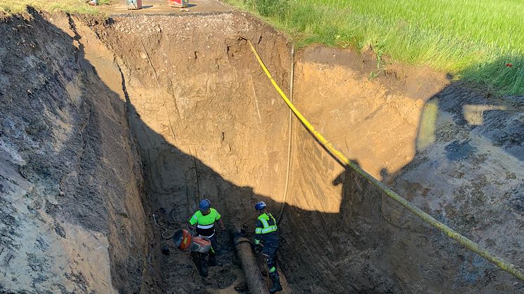 Ledningen ligger på cirka fem meter djup. Eftersom ledningen spruckigt längsgående behövdes en större schaktning än beräknat.