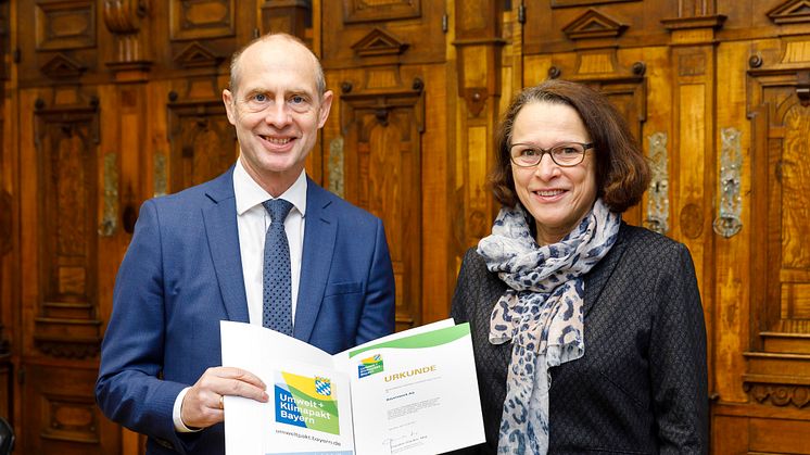 Gemeinsam stark für eine nachhaltige Energiezukunft: Bayernwerk-Vorstandsvorsitzender Dr. Egon Westphal empfängt die Urkunde zur Teilnahme am Umwelt- und Klimapakt Bayern von Regensburgs Oberbürgermeisterin Gertrud Maltz-Schwarzfischer.