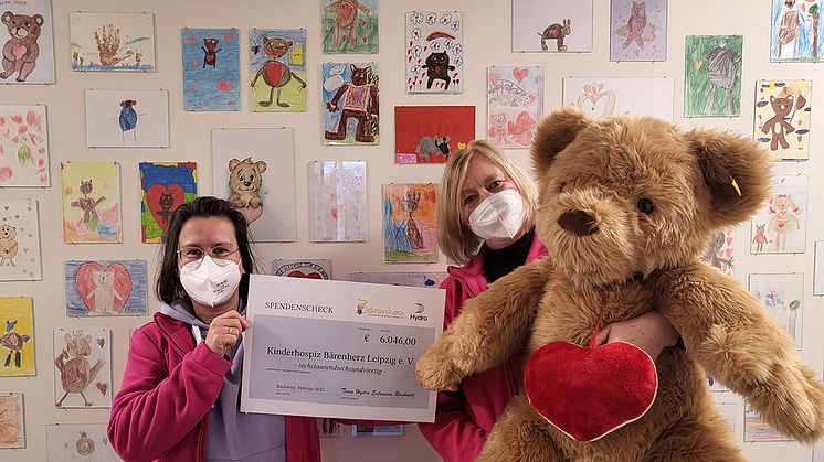 Kerstin Stadler und Elvira Wegner vom Förderverein des Kinderhospizes Bärenherz nehmen Spendenscheck entgegen