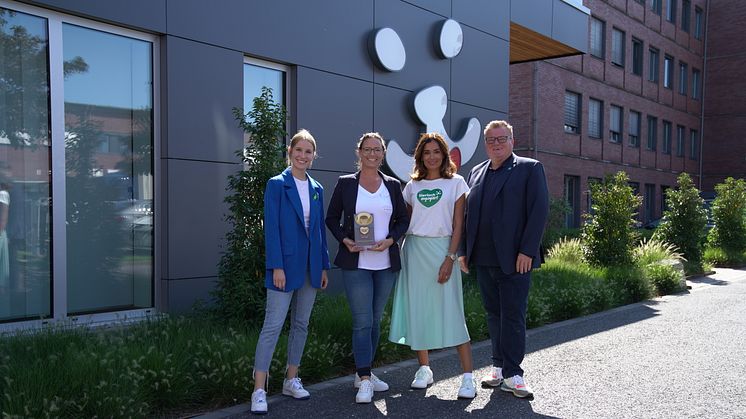 von links nach rechts - "tierisch engagiert"-Verantwortliche Theresa Spenrath, Gewinnerin des Goldenen Fressnapfs 2024 Dr. Katrin Wontorra, "tierisch engagiert"-Botschafterin Jana Ina Zarrella, Präsident des Deutschen Tierschutzbundes Thomas Schröder