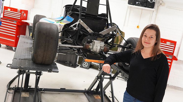 Stina Henriksson är en av de nya studenterna som läser utbildningen Diagnostekniker inom motorbranschen.