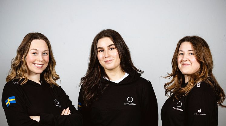 JU Solar Team ställer inte in när coronapandemin sätter stopp för en tävling, utan ställer om till en annan tävling. Här är JU Solar Teams marknadsteam, som består av (från vänster): Erika Willumsen, Sandra Sernelin Ahlsén och Sofia Östangård.