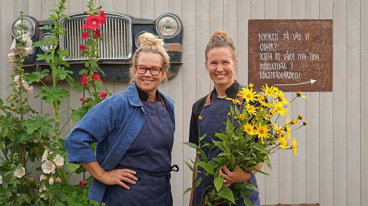 Glada och lite stolta - Malin Näsman och Anna Wik Maimu på Järvsö Crêperie får årets miljöpris från Region Gävleborg.