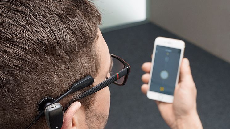 Erwachsener Träger mit Cochlear Baha® SoundArc und Baha 5 Smart App