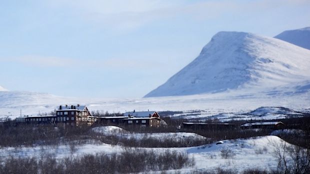   I ett av forskningsprojekten ska aktiviteten under snötäcket i Arktis mätas. Experimenten utförs vid Umeå universitets Climate Impacts Research Centre i Abisko. Bild: Scott Wilson