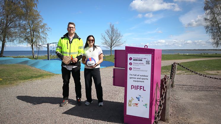 Magnus Andersson, Fritidschef Båstads kommun och Ellie Wan från Piffl vid lekplatsen Gulstad i Båstad där Piffls aktivitetsbox är placerad..