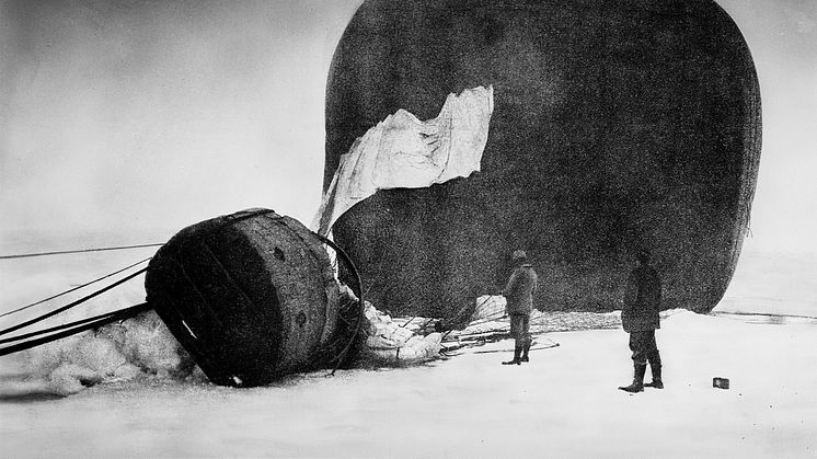 Delar av utställningen Att se världen - den fotograferande människan berättar om Andrées polarexpedition 1897. Luftfärden slutade på isen 14 juli. Foto Nils Strindberg.