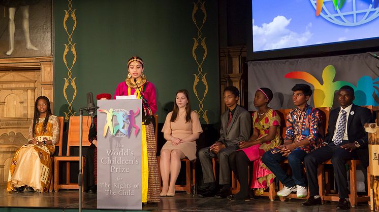 Barnens presskonferens hålls av barn från tio länder i rikssalen på Gripsholms slott i Mariefred, i närvaro av de tre barnrättshjältar com är 2018 års pristagare. 