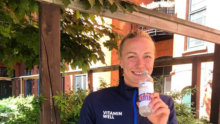 Sara Sjöström dricker en svalkande Vitamin Well Summer