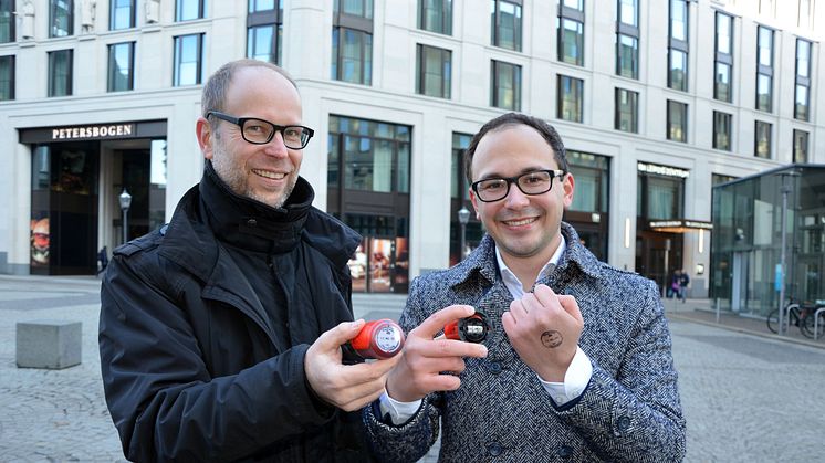 Clemens Schülke und Robin Spanke präsentieren die neuen 2G-Einlassstempel für die Innenstadt - Foto: Andreas Schmidt