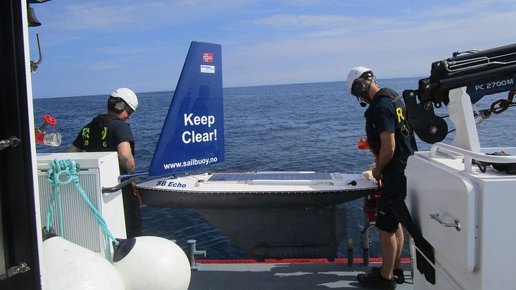 Sailbøyen settes ut (Foto: Offshore Sensing).