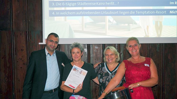 Die alltours Vertriebsaußendienstler Ibrahim Er Rahhaoui (l.) und Bettina Fenzlein (r.) mit der Gewinnerin eines Reisegutscheins Christina Herdt vom Reisebüro Reiseland daS. reisen (2.v.l.) und Sandra Ober von Beachcomber Resorts & Hotels (2.v.r.).