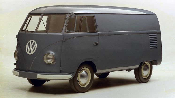 Den første Transporter fra 1950 var 410 cm lange, havde et varerum på 4,5 m3 og en 25 hk stærk 1,1-liters 4-cylindret boxermotor.