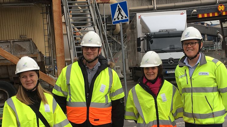 På besök i Örtofta: från vänster Jennie Nilsson, landsbygdsminister, Johan Andersson, kommunstyrelsens ordförande, Catharina Malmborg, kommunstyrelsens 1:a vice ordförande, och Olof Dahlgren, fabrikschef. Foto: Lars Persson