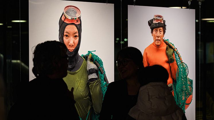 Fotografen Hyung S. Kim har gennem 10 år fulgt fridykkerkvinderne på øen Jeju. I samarbejde med Copenhagen Photo Festival byder M/S på en særlig rundvisning i udstillingen "HAENYEO - Havets kvinder". 