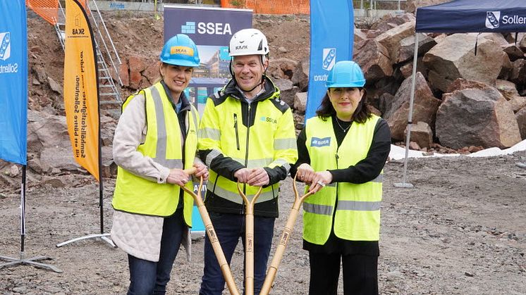 Första symboliska spadtaget med SKAB:s ordförande Hanna Clerkestam (L), VD för SSEA Christian Wieland och ordförande i utbildningsnämnden Soley Aksöz Lithborn (M).