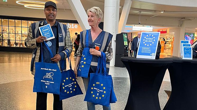 Mohamed Cadinasir och Marita Dahlberg från Göteborgs Stad, informerar om hur man gör för att rösta i valet till Europaparlamentet, i syfte att öka valdeltagandet. 
