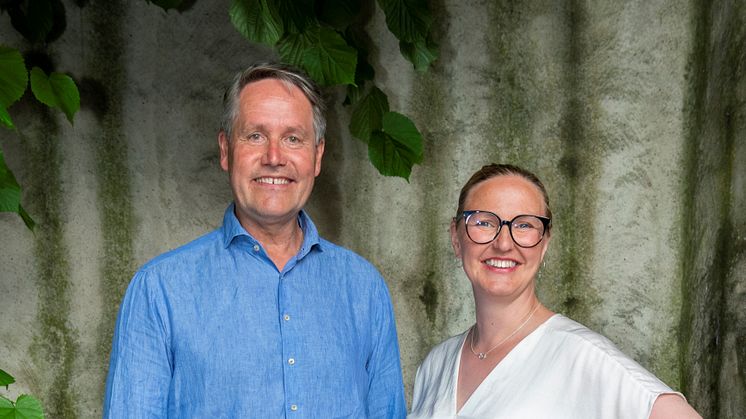 Johan Svenningsson, VD Uniper Sverige, och Carina Sammeli, kommunalråd i Luleå, har tecknat en avsiktsförklaring vad gäller nästa steg i vätgasprojektet BotnialänkenH2. FOTO: Anette Persson