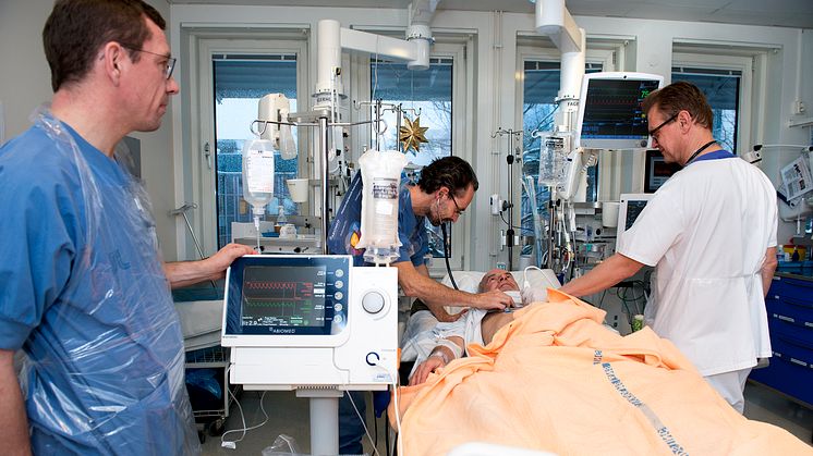 Här tas patienten hand om på intensiven IVA. På bilden ses Mattias Törnerud (till vä), PCI-operatör och ansvarig för införandet av Impella metoden på Danderyds sjukhus, Daniel Törnberg (mitten), medicinskt ansvarig läkare för IVA, och Lars Eurenius. 