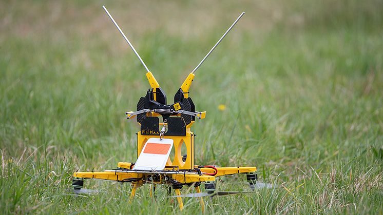 Mit einer Flugdrohne hat die Bayernwerk Netz GmbH jetzt rund 70 spezielle Vogelschutzmarker auf einem Abschnitt einer Hochspannungsleitung über der Isar bei Eching angebracht.