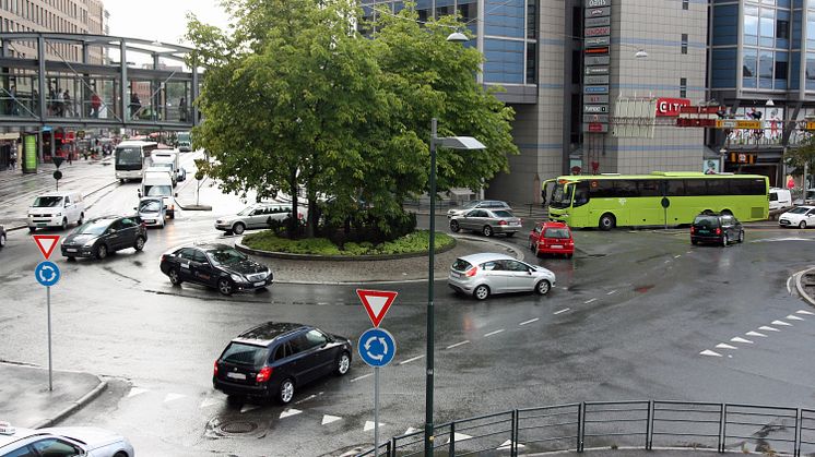 Vanskelig? Mange er usikre på hvordan de skal kjøre i rundkjøringer, særlig der det er flere filer. FOTO: Gjensidige