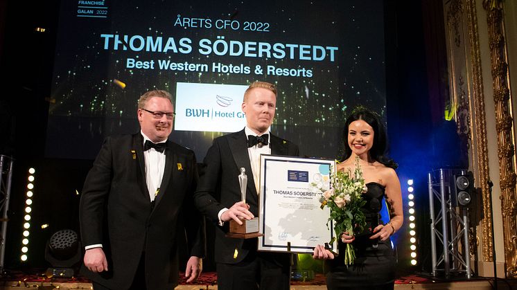 Thomas Söderstedt från Best Western Hotels & Resorts (mitten) tillsammans med Stefan Dahlgren och Kristin Shokry från Azets på Franchisegalan 2022.