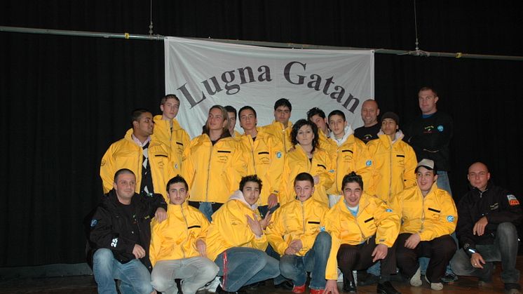 Lugna Gatans juniorer i Fittja tar examen 