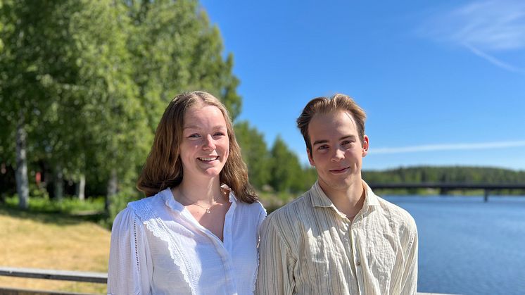 Elsa Andersson och Noah Viklund tar emot segrarna i Vansbrosimningen och Vansbro Tjejsim.