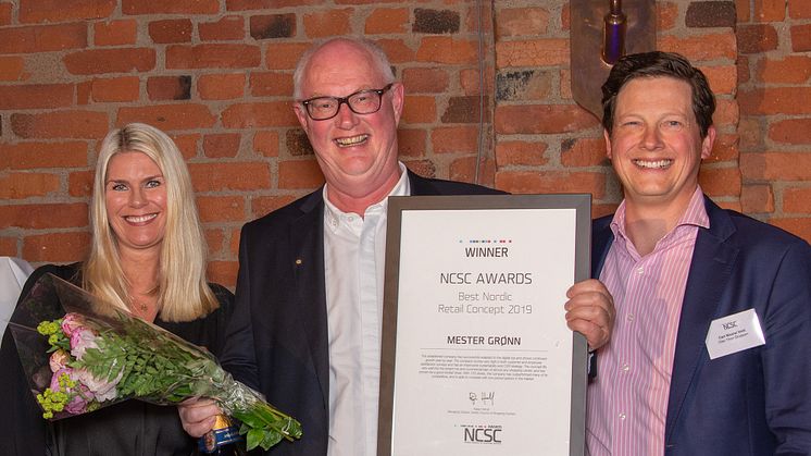 Mester Grønns adm.dir. Erling Ølstad tok imot prisen for 'Best Nordic Retail Concept 2019', her flankert av Gry Ingunn Flataker og Carl Nicolay Vold, begge fra Olav Thon Gruppen.