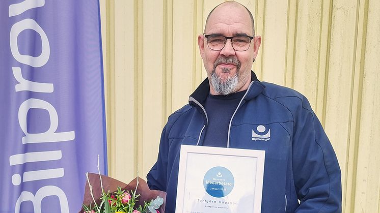 Torbjörn Unosson som är besiktningstekniker på Bilprovningen Tidaholm har utsetts till månadens medarbetare.  Foto: Bilprovningen
