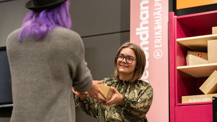 Som chef för region Mitten på Erikshjälpens Second Hand, vill Frida Espes inte bara öka försäljningen utan också skapa större möjligheter att stärka butikernas miljömål och sociala mål.