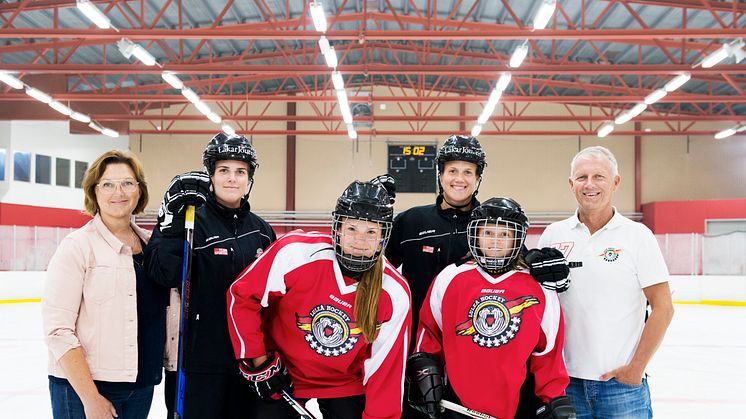 Från vänster: Anneli Sjömark, vd Luleå Energi, Emma Nordin, Luleå Hockey / MSSK, Tilde Sjödin, Johanna Fällman, Luleå Hockey / MSSK, Liv Lindbäck, Stefan Enbom, vd Luleå Hockey. Fotograf Karl-William Sandström.