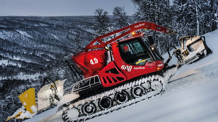 Fantastiska snöförhållanden i pist och terräng ger fin försäsongsåkning. Ramundbergets nya Pistenbully har bra material att jobba med. Fotograf: Rickard Bergstedt.